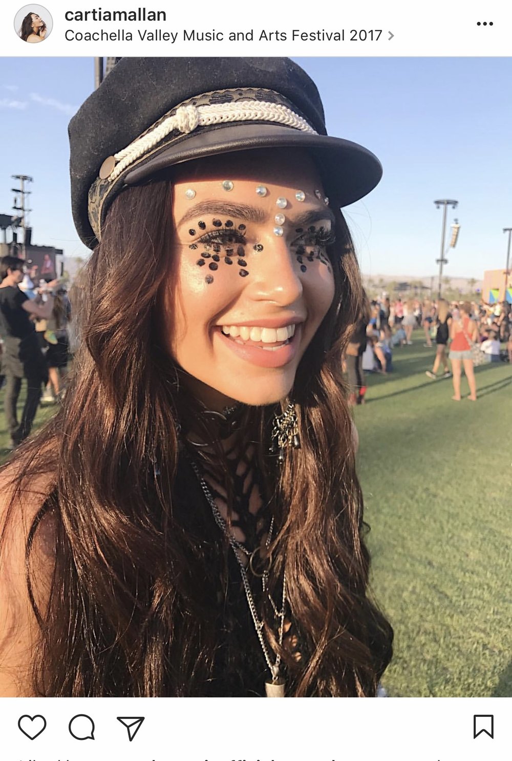 Festivaler är lika med glädje. Och jag fattar verkligen varför Cartia är glad- de här perfekt fylliga brynen tillsammans med kreativt kaos är bara... JA. Festivals equals happiness. And I totallt get why Cartia is happy- these perfectly full brows together with a creative chaos is just... YES.