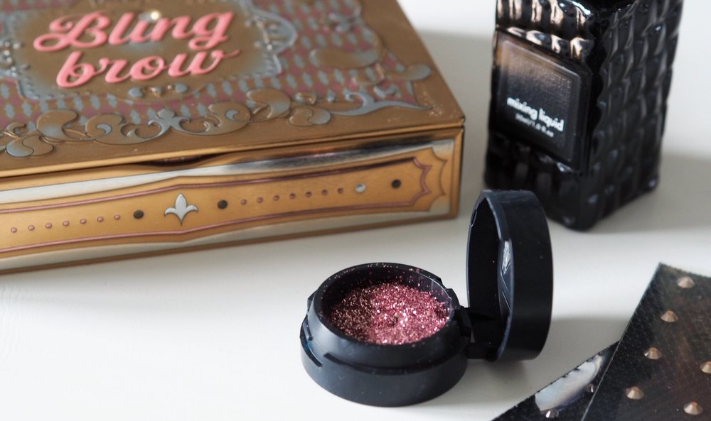 Glittret jag använde kommer från Make Up Store (färg: Nova) men det finns glitter på flertalet ställen, se bara till att det är användarvänligt för ögon (!!!). Min favorit mixing liquid, från samma märke, är helt underbar att fästa glitter på hud/hår. Jag bara dippar en tops i vätskan och glittret, sedan